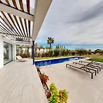 Lili Villa *